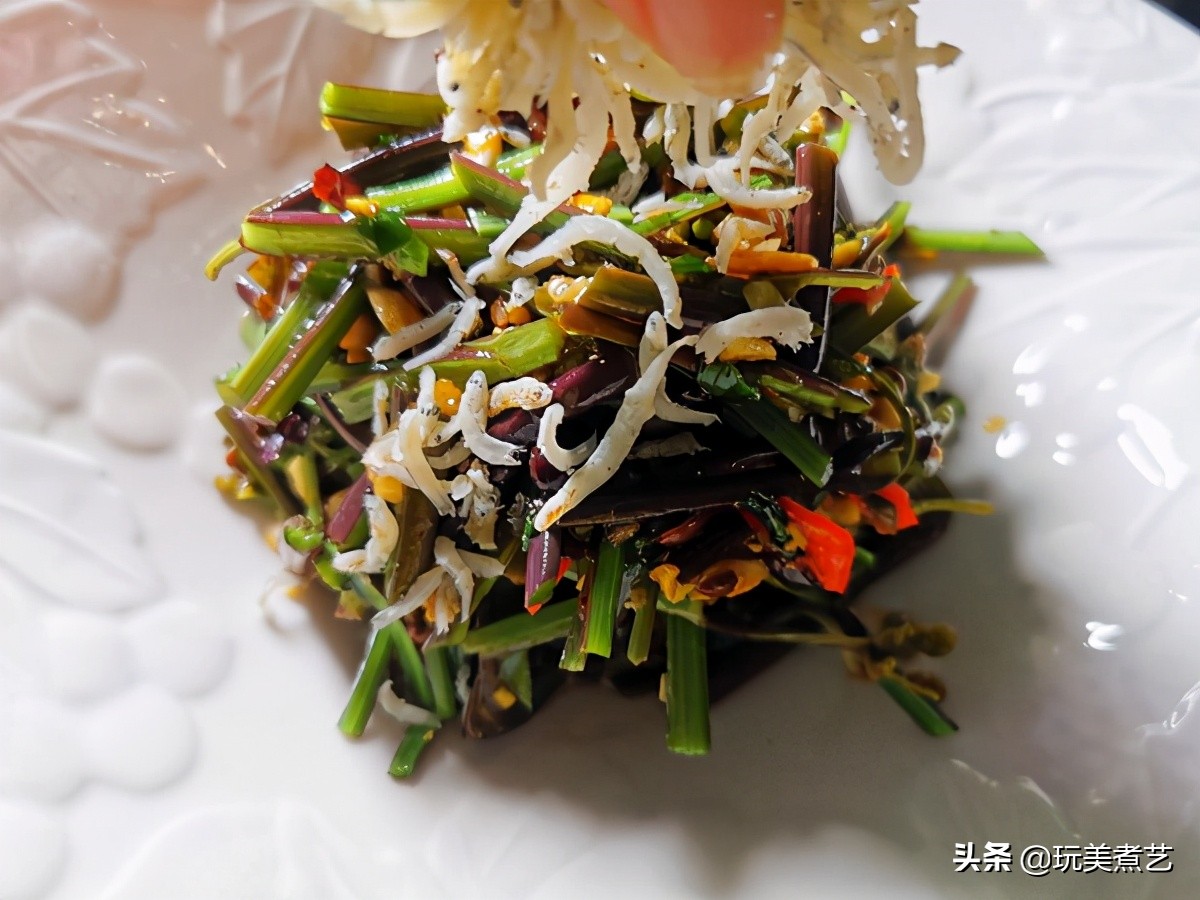春天长出的嫩芽蕨菜遇上小银鱼，碰撞出别具小清新的口感