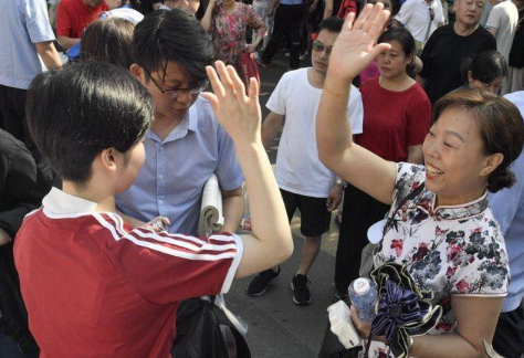 中、高考当天，家长有必要全天陪考吗？机智的家长选择这样做