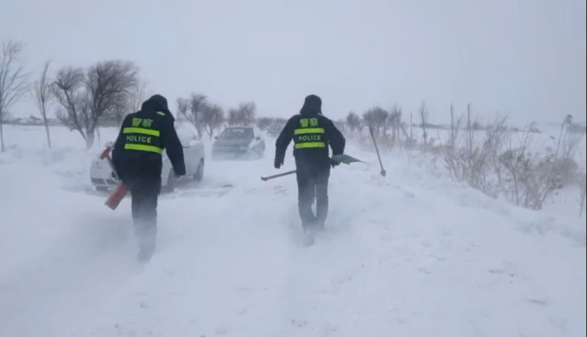 鸡西数十辆车因雪受困4小时，民警徒步两公里救援