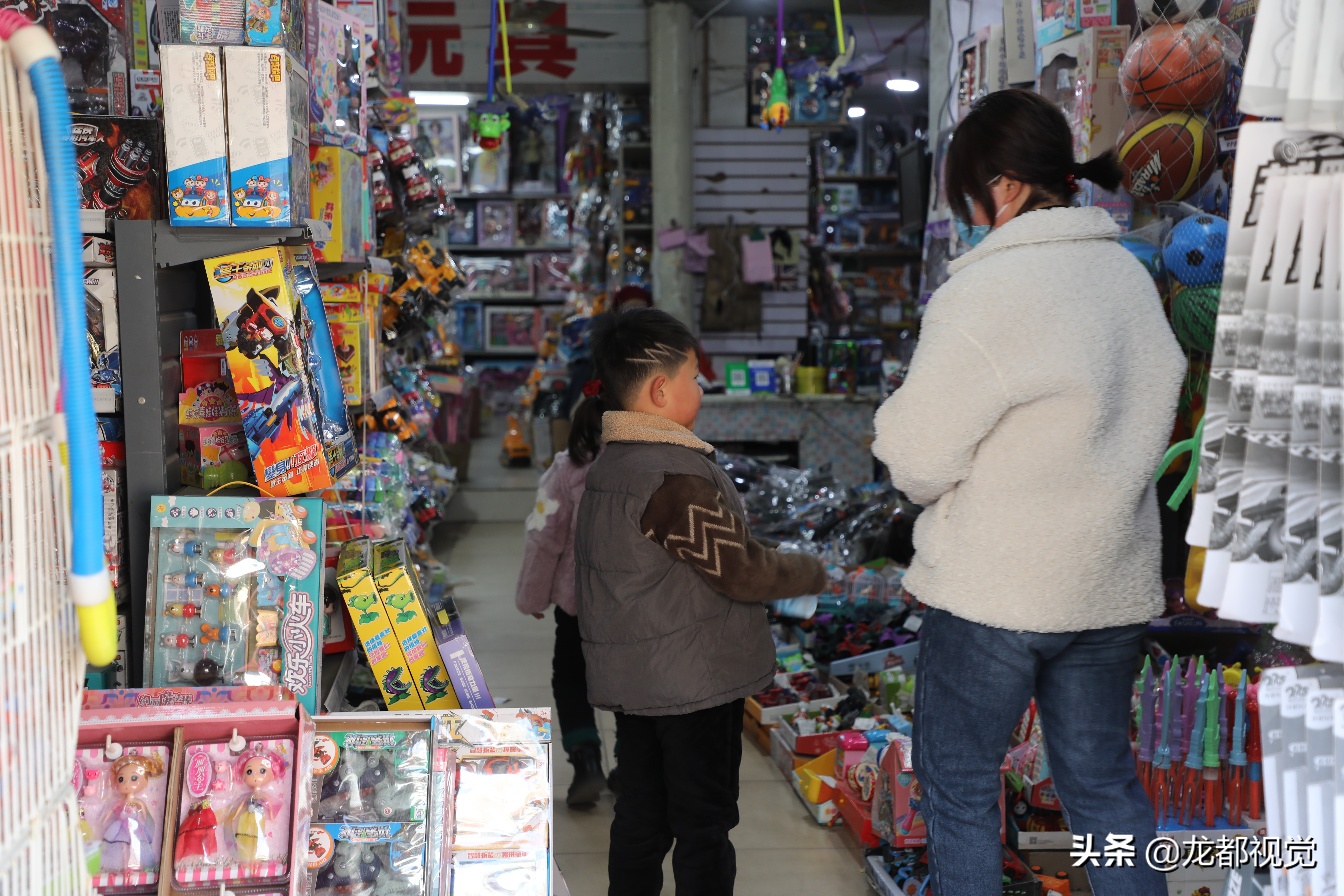 這些小店賣的東西是兒童最愛，趕集時小孩子們看到基本走不動