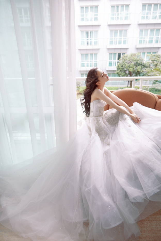 Baby穿抹胸裙秀傲人上围,手臂纤细无赘肉,未受小三风波影响