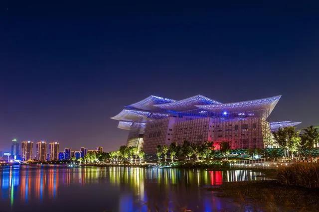 2009年开业的常州大剧院位于新市政府广场旁,周边还有奥林匹克体育