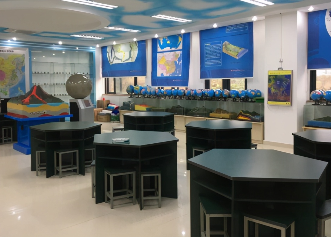 为学生“量身定做”新型课桌，家长们很开心，但学生们开心不起来