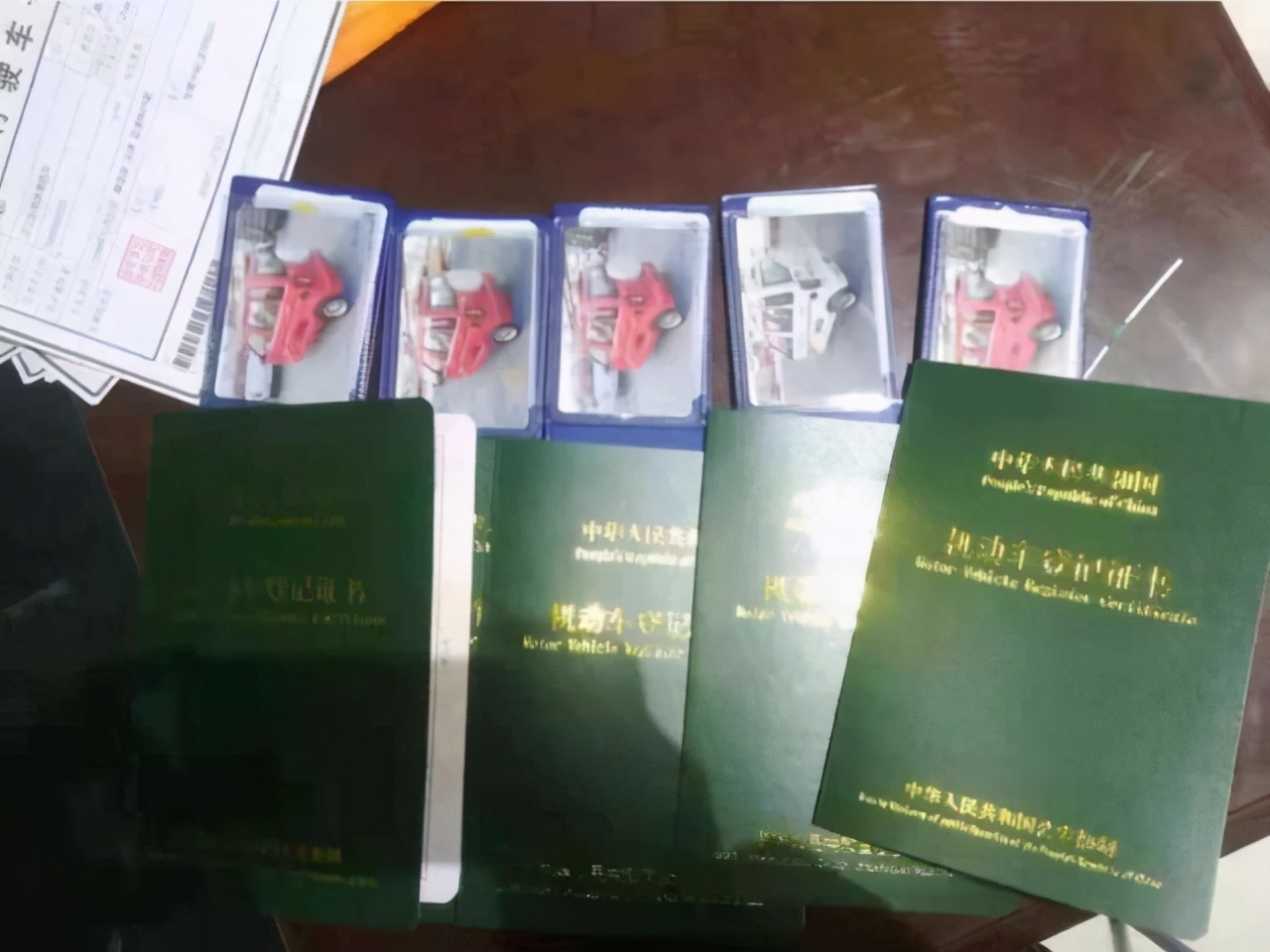 行驶证是代表车子归谁所有吗，跟登记本有什么关系