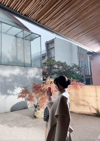 “佛媛”的8个迷惑行为，一个比一个离谱，有人还穿着吊带裙抄经