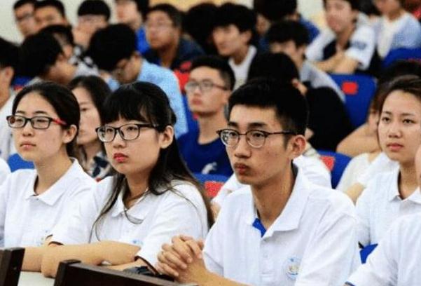 大学生入党有硬性要求？如果学生符合条件，尽量在大一阶段就申请