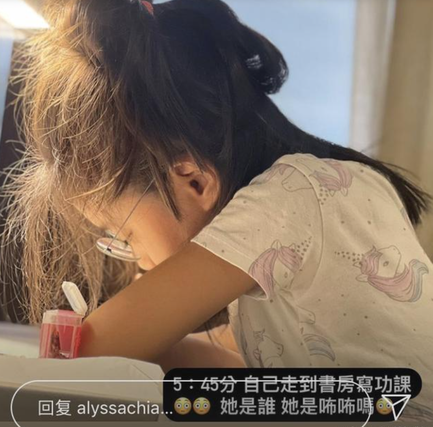 咘咘凌晨5点起床做作业，戴着眼镜超认真，贾静雯直呼：这是谁？