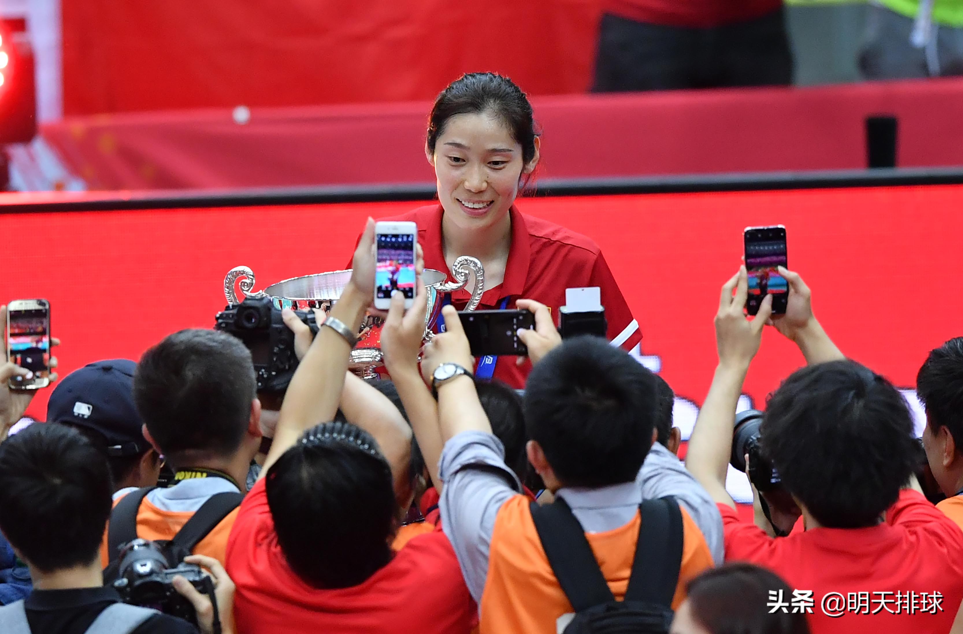 女排世界杯领奖盛况(颁奖仪式多图回顾：中国女排世界杯卫冕，朱婷蝉联MVP)