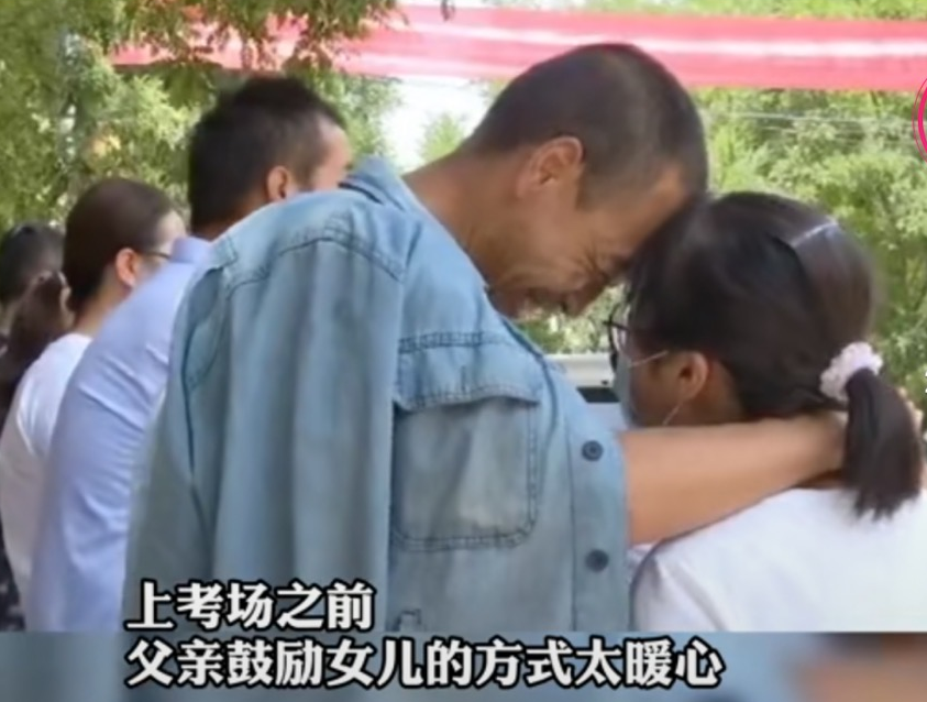 高考考场外的父亲火了，身披战袍艳压群芳，画面感人又好笑