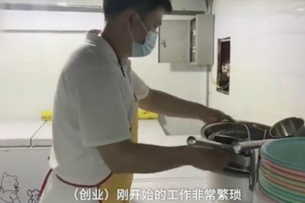 华中师大研究生火了，所学专业太“坑人”，毕业无奈摆摊卖鸡爪