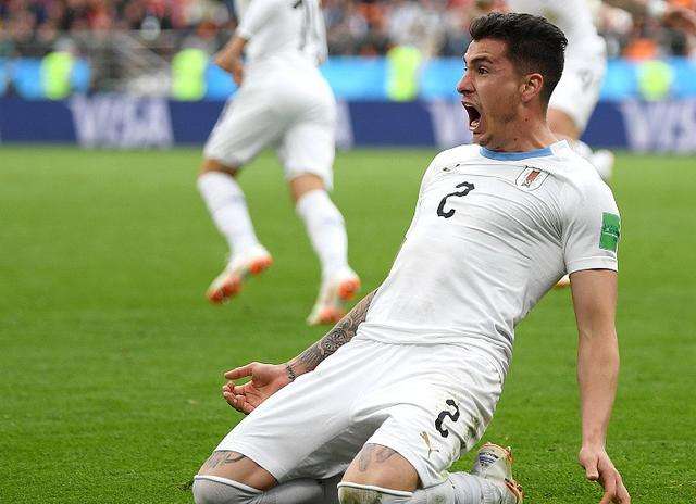 希门内斯滑跪庆祝.拉莫斯滑跪庆祝.