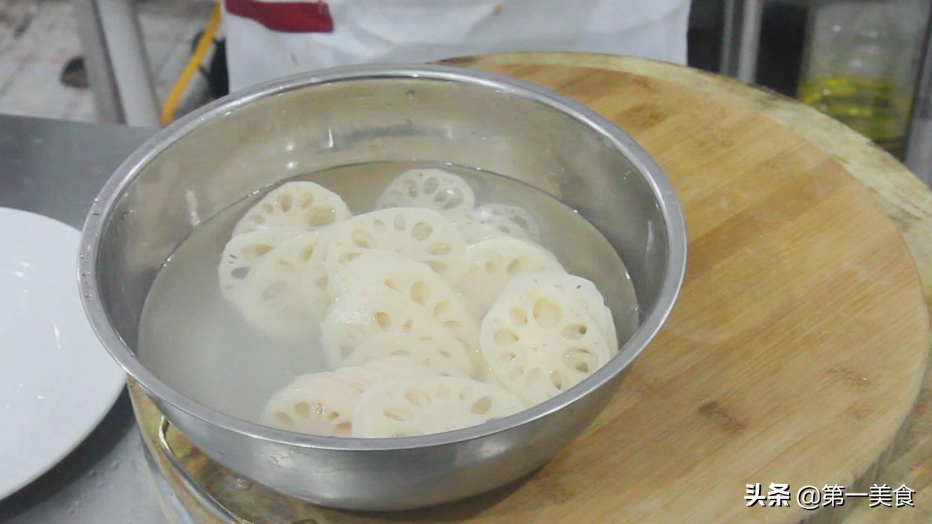 厨师长教你这样做，凉拌莲藕，清脆爽口不发黑，做法简单