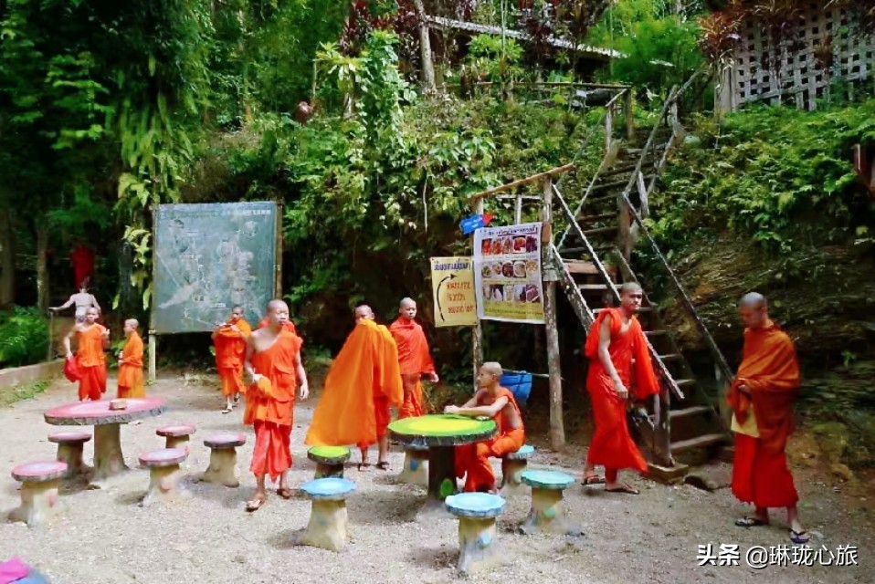 跳水是大象吗(老挝自由行三：白雪瀑布游泳跳水骑大象，偶遇小和尚沐浴归来)