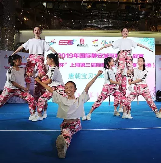 足球拉拉队跳啦啦操（宝贝团、校园赛、辣妈队，你和女神的距离或许就这一曲啦啦操）