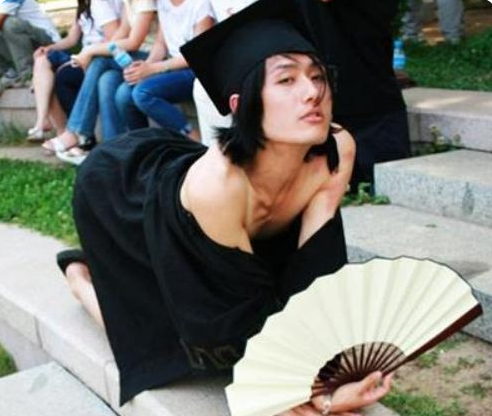 大学生“创意毕业照”火了，男生“性感”起来，真没女生啥事了