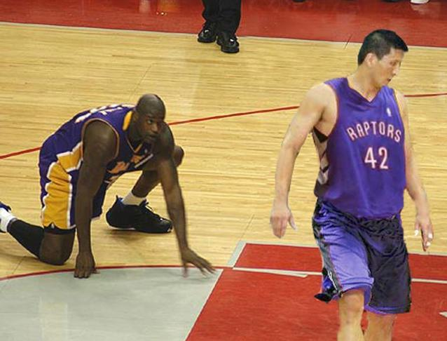 巴特尔奥尼尔合照（当年奥尼尔被巴特尔单手拽倒，两人为何没起冲突？原因很简单）