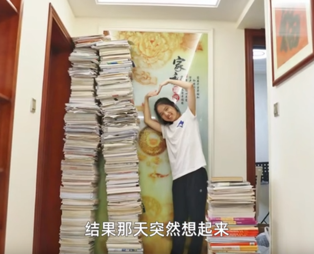 她高考被复旦录取，复习资料堆成“8米”书山，网友：复旦新校花
