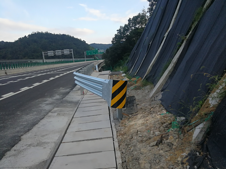 从实际出发剖析当前道路交通工程问题，寻求提升安全措施