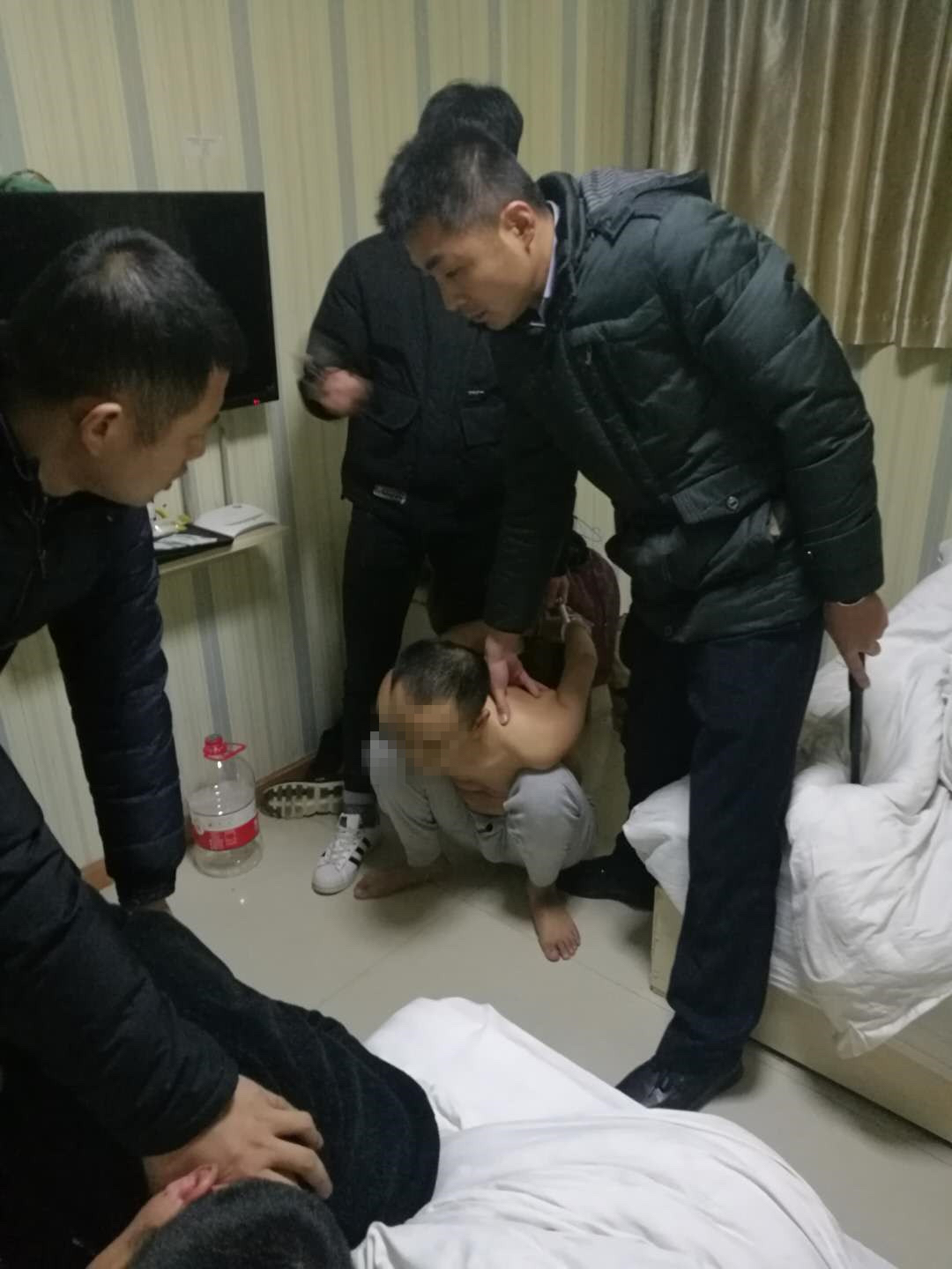 四男子工地盗窃，分赃后钱还没揣热就被一锅端