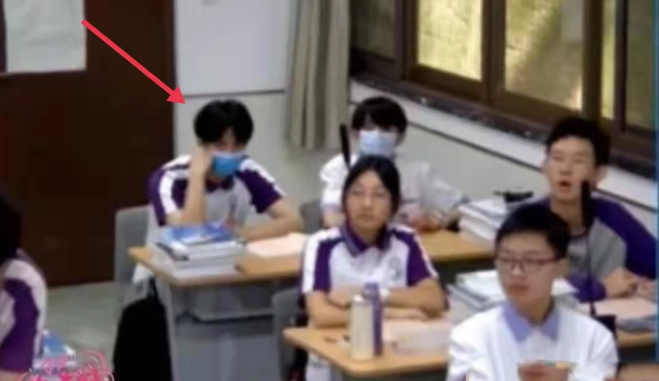 刘耀文现身重点高中，穿校服在班内上课被举报，官方却称未录取