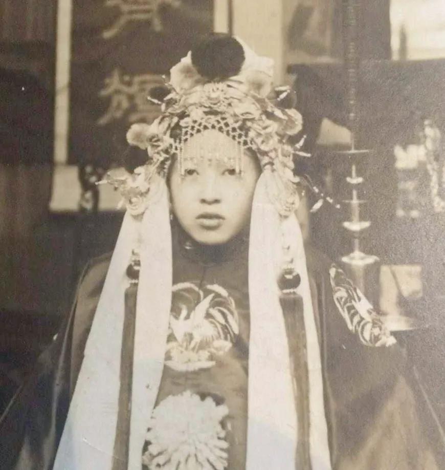 您见过这张著名的"冥婚"照吗?揭开这张诡异照片背后的事实真相