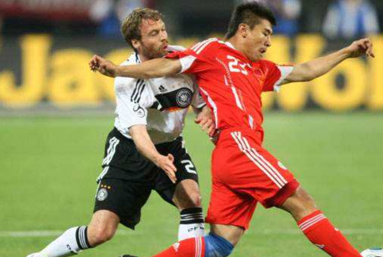 中超球员为什么被称为汉超（因学画画“误入”足球体坛，24岁成为中超金靴，如今因违法被开除）