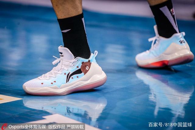 cba为什么不能穿nike(CBA球鞋规则科普：外援随便穿，国内球员只能“买脚”？)