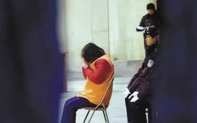 重庆残疾小伙，卖白糕成亿万富翁，宠爱妻子17年，却命丧老婆之手