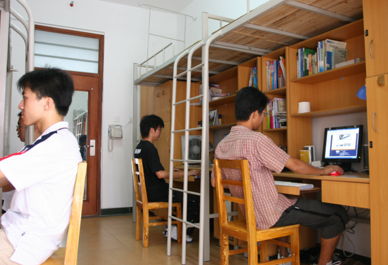 985大学新生开学，宿舍环境却“实在太差”，学生直言：想去复读