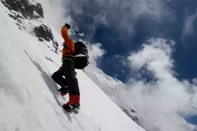 人均45万人，将珠穆朗玛峰堵在人海，排在海拔8000米的死亡地带等待死亡