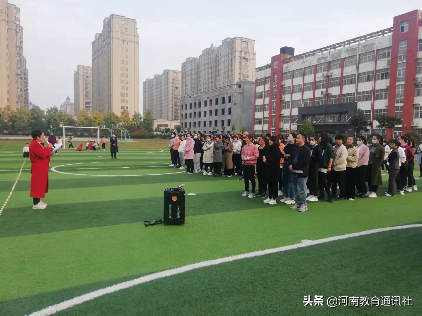 遂平县第六小学:教职工举行趣味运动会(图1)