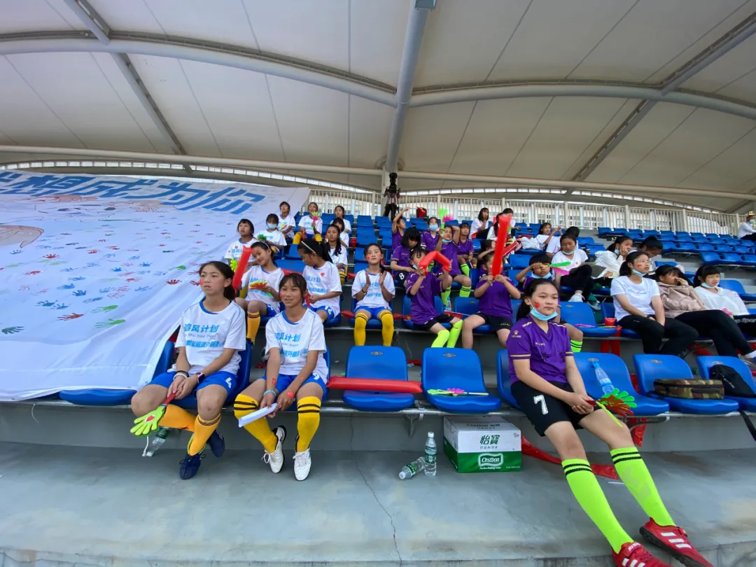 站上女超冠军领奖台，12岁的追风女孩因足球获得更多人生可能