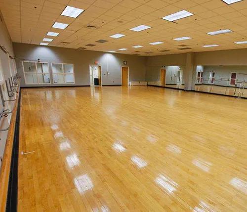 地板出现起拱，这样处理方便简单，而且还不求人