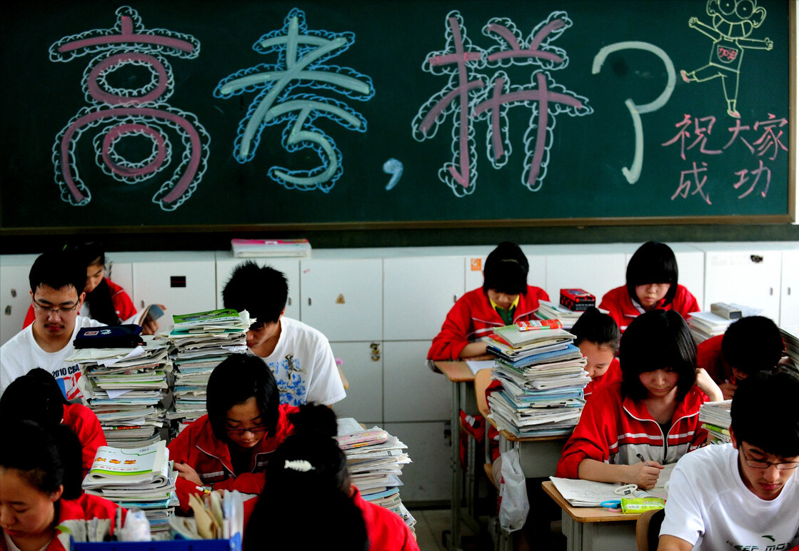 高考考生要求“更换”答题卡，遭监考老师拒绝，痛哭半小时也无用