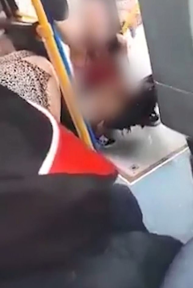 美女尿急(新西兰女子搭公交尿急遇堵车，再三恳求女司机开门遭拒公然小便)