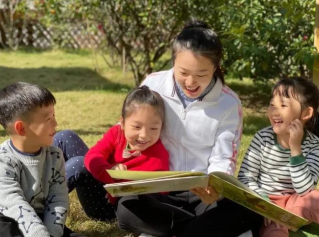 学前教育专业除了当幼儿园老师，还有别的出路，毕业生应提早准备
