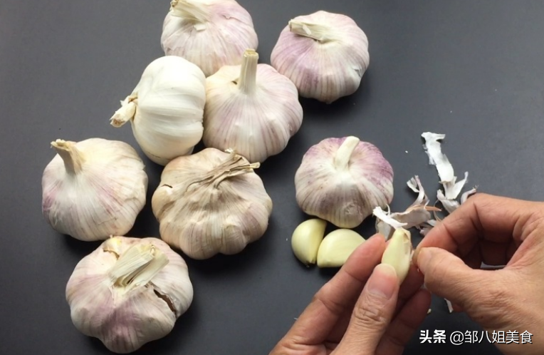 大蒜别随便放，教你5个保存妙招，不干瘪不发芽，能放一个冬天