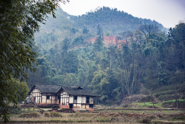 农村建房有讲究，俗语“宁住过头屋，不住露肘屋”，如何理解？