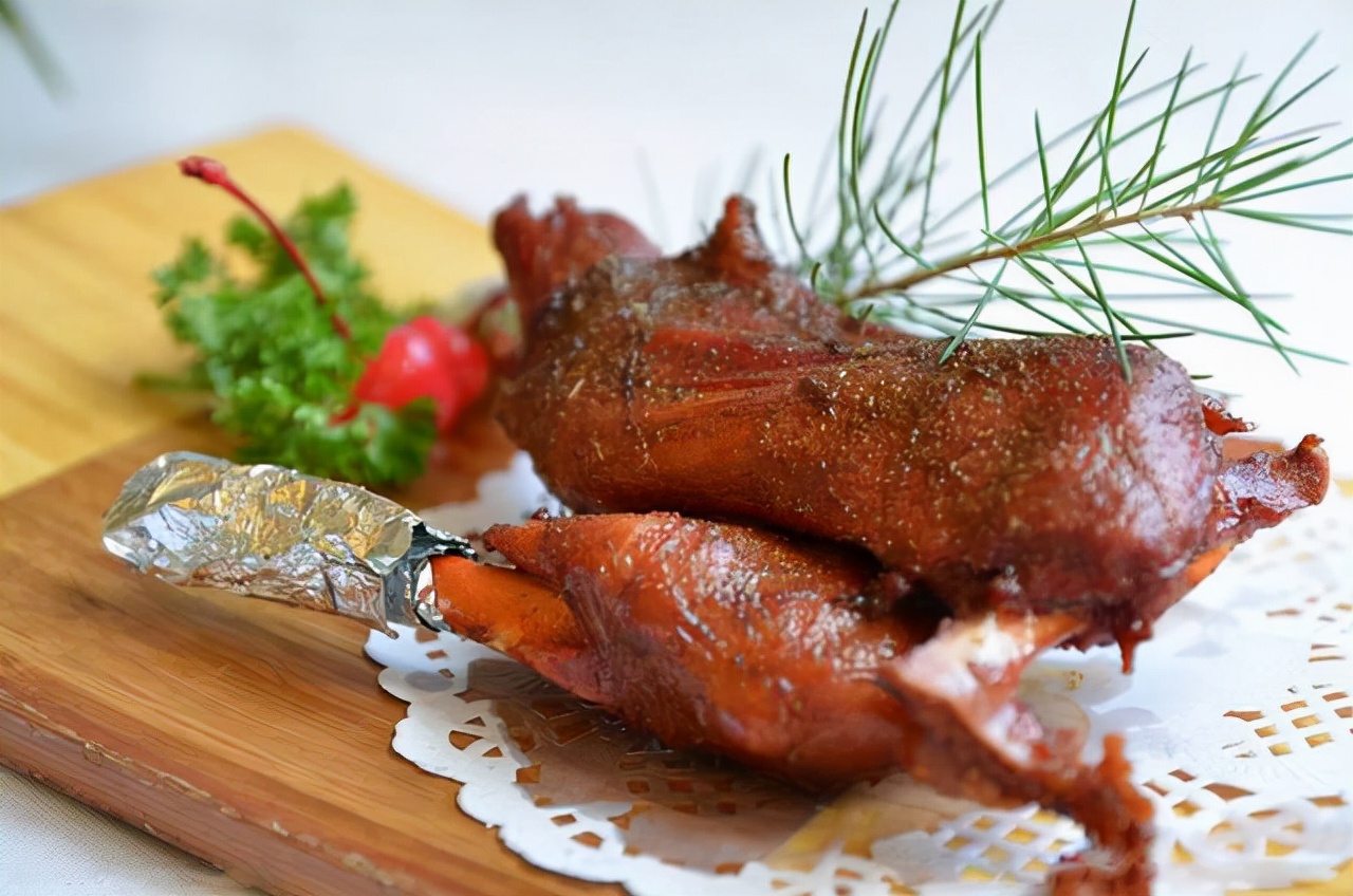 临漳临英扒兔,五香脱骨,味道鲜美,口感纯正,具有浓郁的民族风味特色.