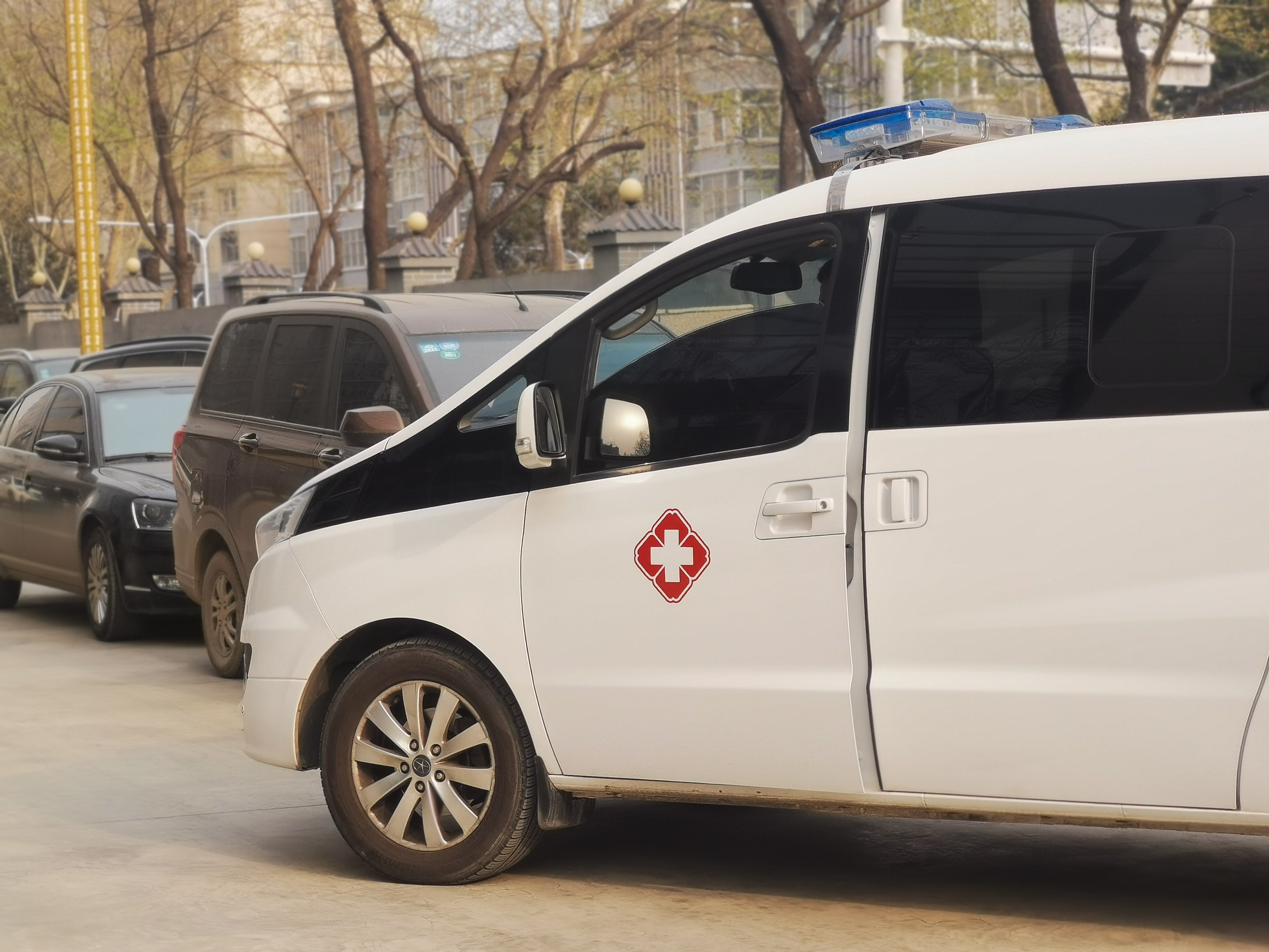 黑救护车的疯狂生意经：病房里揽客，在太平间挟尸要价，单程报价上千元后，仍有患者死在半路