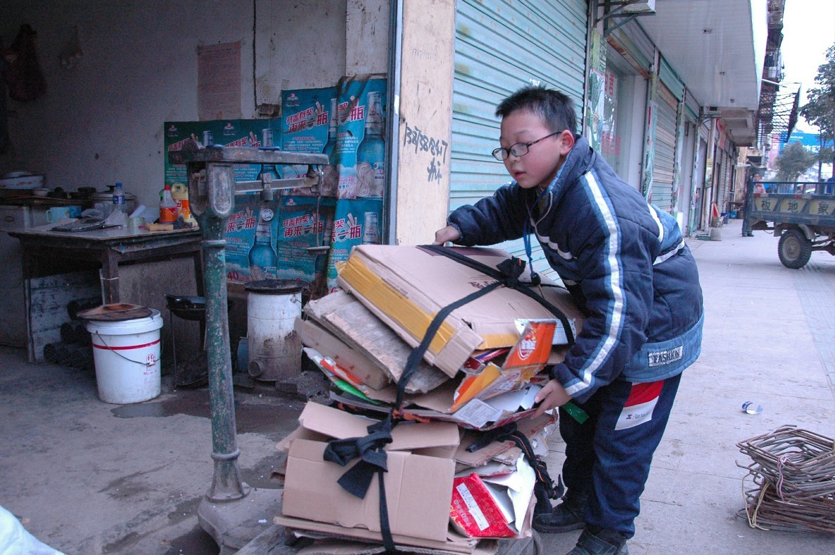 10岁的拾荒男孩