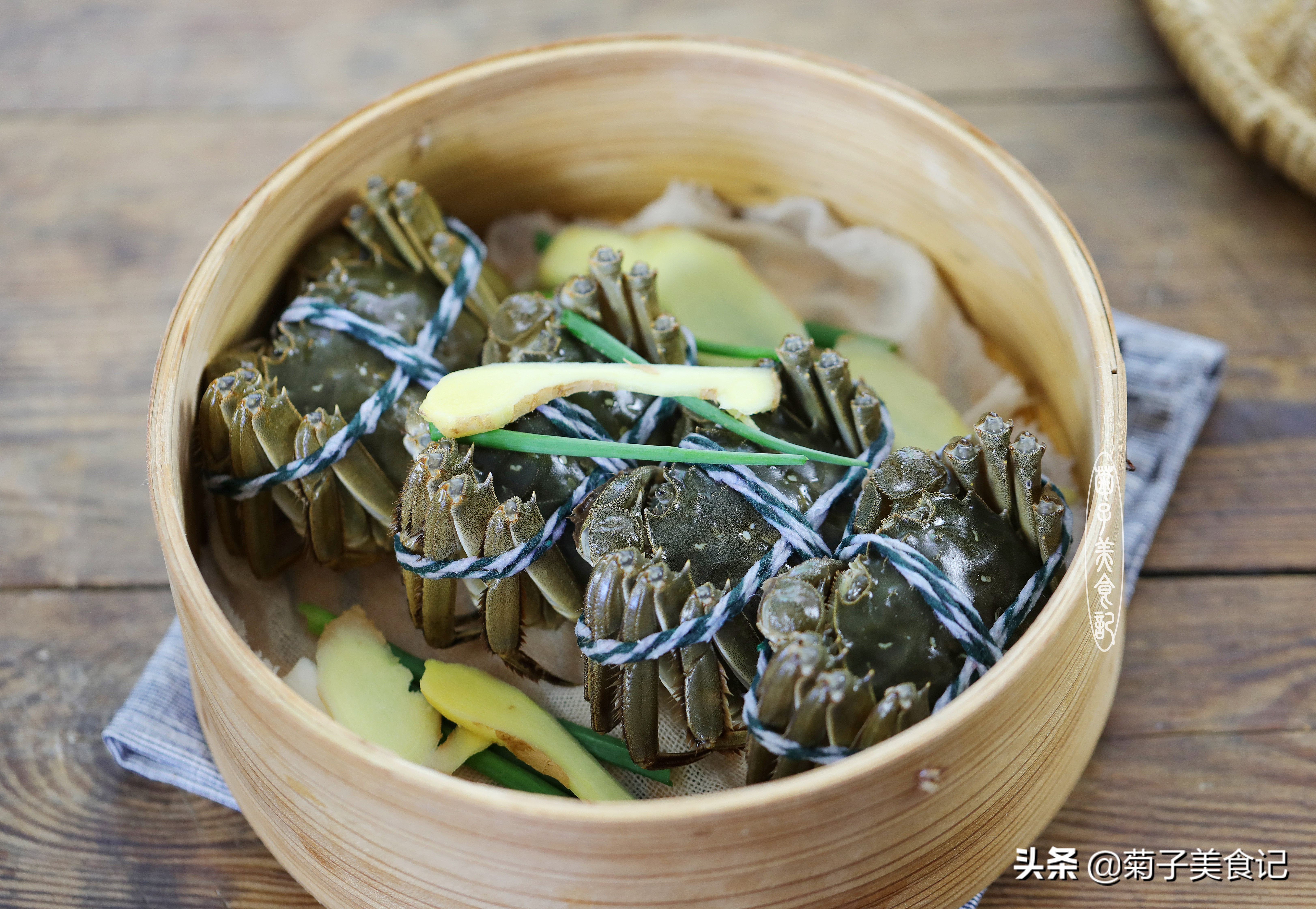 大闸蟹怎么做才能好吃？清蒸只要三步，搭配蘸酱，简单味美又鲜香