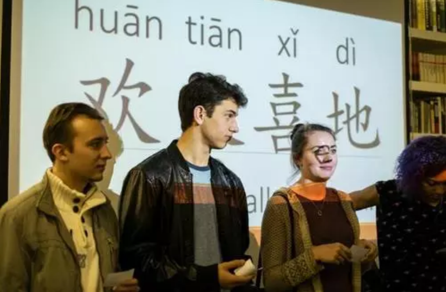 让外国人“崩溃”的中文考试，英语考级难？看完网友觉得平衡多了