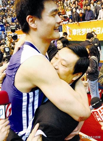 上海大鲨鱼为什么打nba(李春江解救搁浅大鲨鱼，上海教练图鉴)