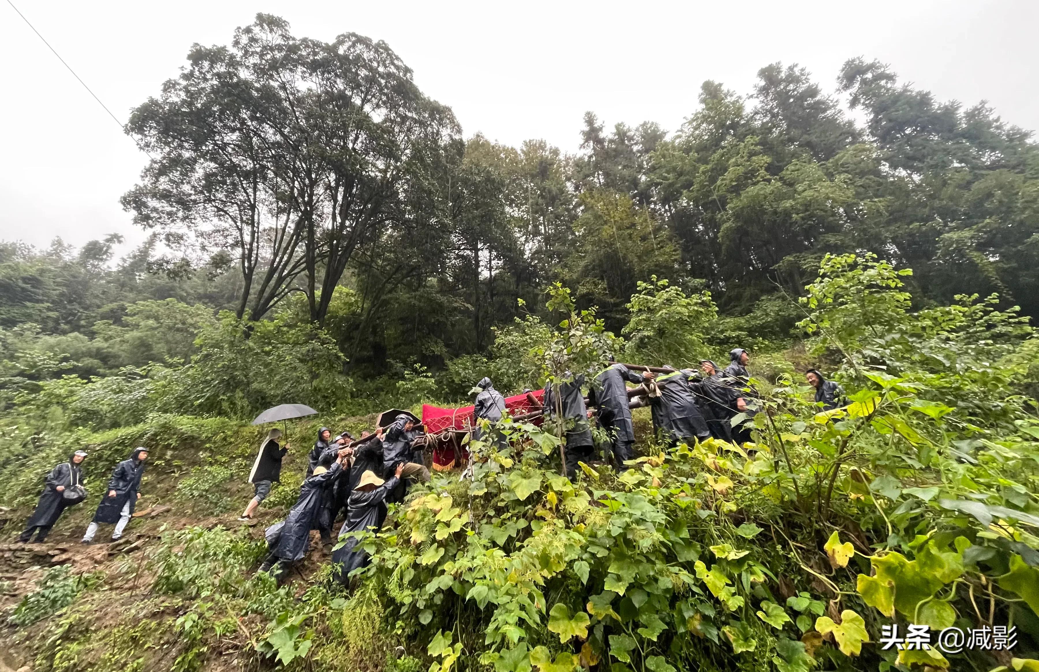 秦巴山区的葬礼，棺材800斤重需8人抬