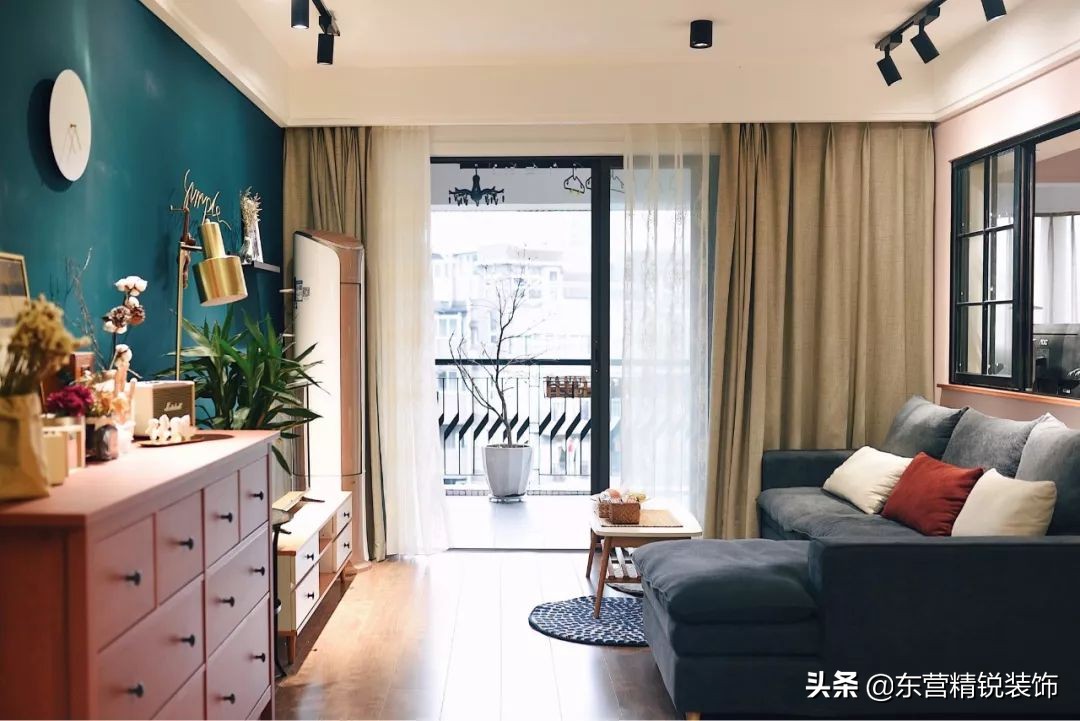 31款墨绿色背景墙装修效果图，不同区域墨绿色墙面效果