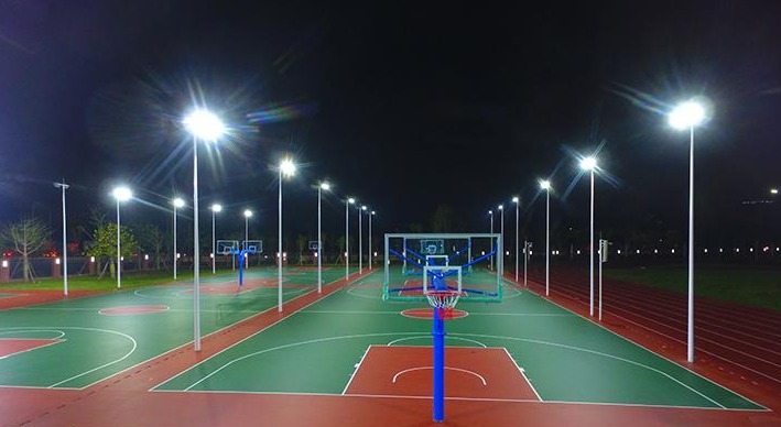 篮球场地眩光为直射眩光,若灯光较低,运动员在运动时光源很刺眼,长