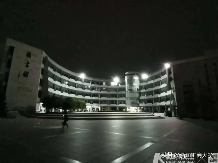 太拼了！每天一早学生都要排队占位，暑假里学校最热闹地方在这里！