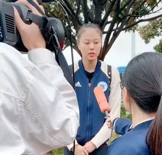 魏佳萍在台上看女排世界杯(中国女排开启度假模式！龚翔宇春节后首度回家 连云港潜水变美人鱼)