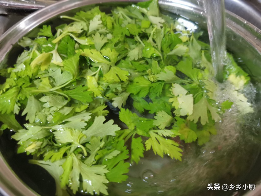 冬天吃这个正当时，芝麻叶绿豆糊涂杂面，一次吃两碗，拿肉都不换